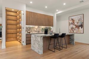 Modern Luxury Retreat With Pool