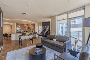 Chic Urban 1BR Pool Gym Parking W&D DT