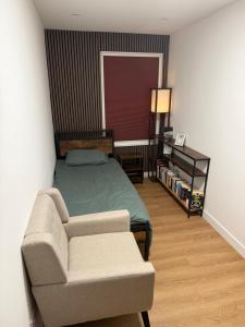 Modern East London Apartment with Private Studio & Guest Rooms-Near Bow, Victoria Park