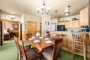 Amazing Superior Lake View Condo and Heated Pools