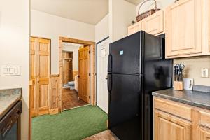 Amazing Superior Lake View Condo and Heated Pools