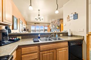 Amazing Superior Lake View Condo and Heated Pools