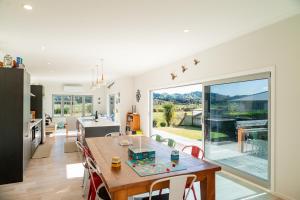 Reel retreat - sunny with views!