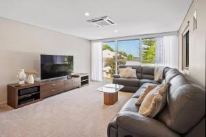 Bayscape - Modern Beachside Retreat with Ocean View