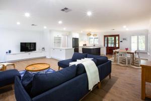 Bay Cottage - Seaside Serenity Close to Town