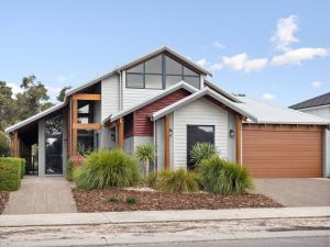 Bickleys Place - A Luxury Retreat on the Golf Green