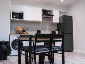 Stunning Modern 2 Bed Apartment, With Parking, Close to Town