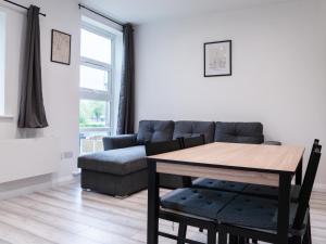 Stunning Modern 2 Bed Apartment, With Parking, Close to Town