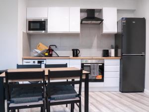 Stunning Modern 2 Bed Apartment, With Parking, Close to Town