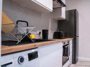 Stunning Modern 2 Bed Apartment, With Parking, Close to Town