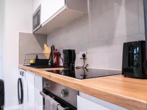 Stunning Modern 2 Bed Apartment, With Parking, Close to Town