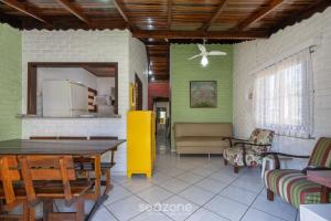 Linda casa a 230m da praia de Bombas RGV115