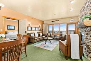Amazing Lake View King Suite, Kitchen & Pools
