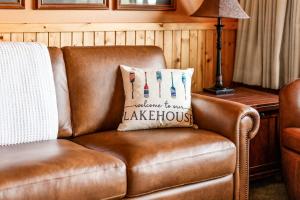 Amazing Lake View King Suite, Kitchen & Pools