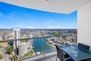 Skyline Escape 2 BR Balcony Views, Pools & Spa