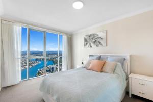 Skyline Escape 2 BR Balcony Views, Pools & Spa