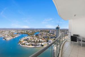 Skyline Escape 2 BR Balcony Views, Pools & Spa