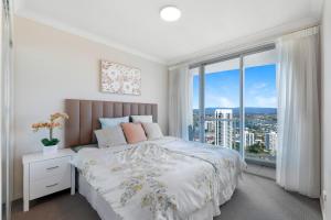 Skyline Escape 2 BR Balcony Views, Pools & Spa