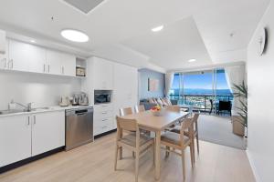 Skyline Escape 2 BR Balcony Views, Pools & Spa