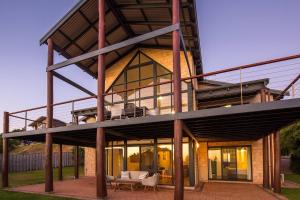 Bondys Beach House - Panoramic Beachside Living