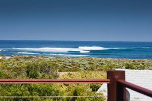 Bondys Beach House - Panoramic Beachside Living