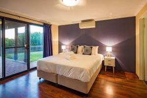 Bondys Beach House - Panoramic Beachside Living