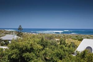 Bondys Beach House - Panoramic Beachside Living