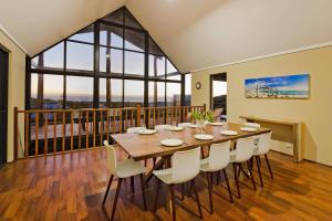 Bondys Beach House - Panoramic Beachside Living
