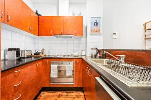 Iconic Melbourne CBD Heritage Apt on Flinders Lane!