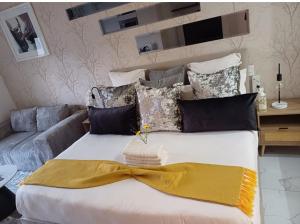 Sandton Skye Stylish Apartment free WIFI & Gym