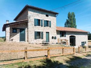 Gîte charme 1214 pers avec piscine et jeux à Saint-Priest-la-Prugne - FR-1-496-346