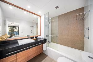 Wake to Waves, Elegant Beachfront Apartment