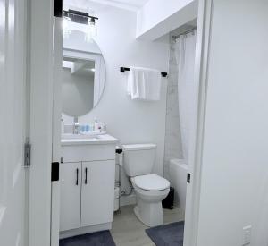 Cozy 2BR Basement Rosenthal Stay by WEM with private entrance