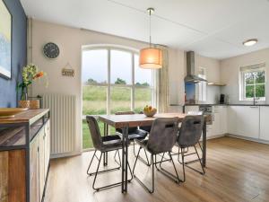 Cozy Home Near the Lake