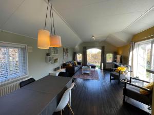 Tranquil Lakeside Stay for 4 guests