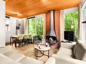 Woodland Retreat w Fireplace