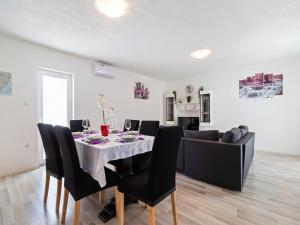 Holiday Home in Smoljanci with Private Pool