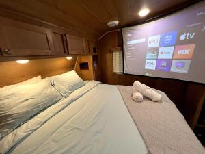 Dreamy Retro RV with Jacuzzi