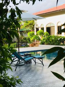 Green View suite with private bathroom and kitchen