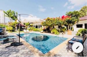 Green View suite with private bathroom and kitchen