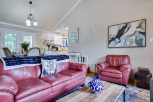 Emerald Escape Lake, Theater, Game Room & More!