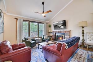 Emerald Escape Lake, Theater, Game Room & More!