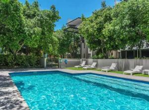 Spacious and Leafy with Pool and Parking - Walk to River