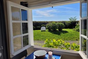 TipozImmo - Maison Bleue accès à pied plage - spot surf - fibre inclus - linge inclus et lits faits - parking gratuit - proche des commerces et des attractions touristiques