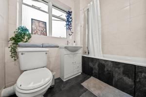 Bright 3-Bed Flat Near Wandsworth Rail & King George Park