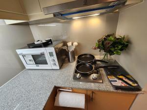 29c BGC Cozy Suite Steps Away From Major Malls with Paid Parking and Gym with Fast Wi-fi