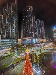 29c BGC Cozy Suite Steps Away From Major Malls with Paid Parking and Gym with Fast Wi-fi