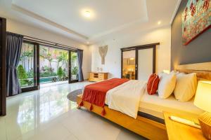 Private pool Villa , 10min walk to Berawa Beach