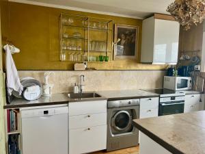 Cozy Guest Rooms in a Charming Båstad Villa, Prime Location near the Sea