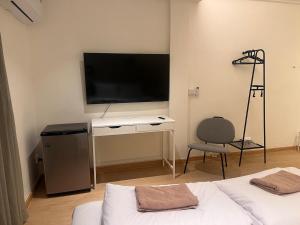 Slaap36 5BR Home with Parking, Walk to BTS Ari